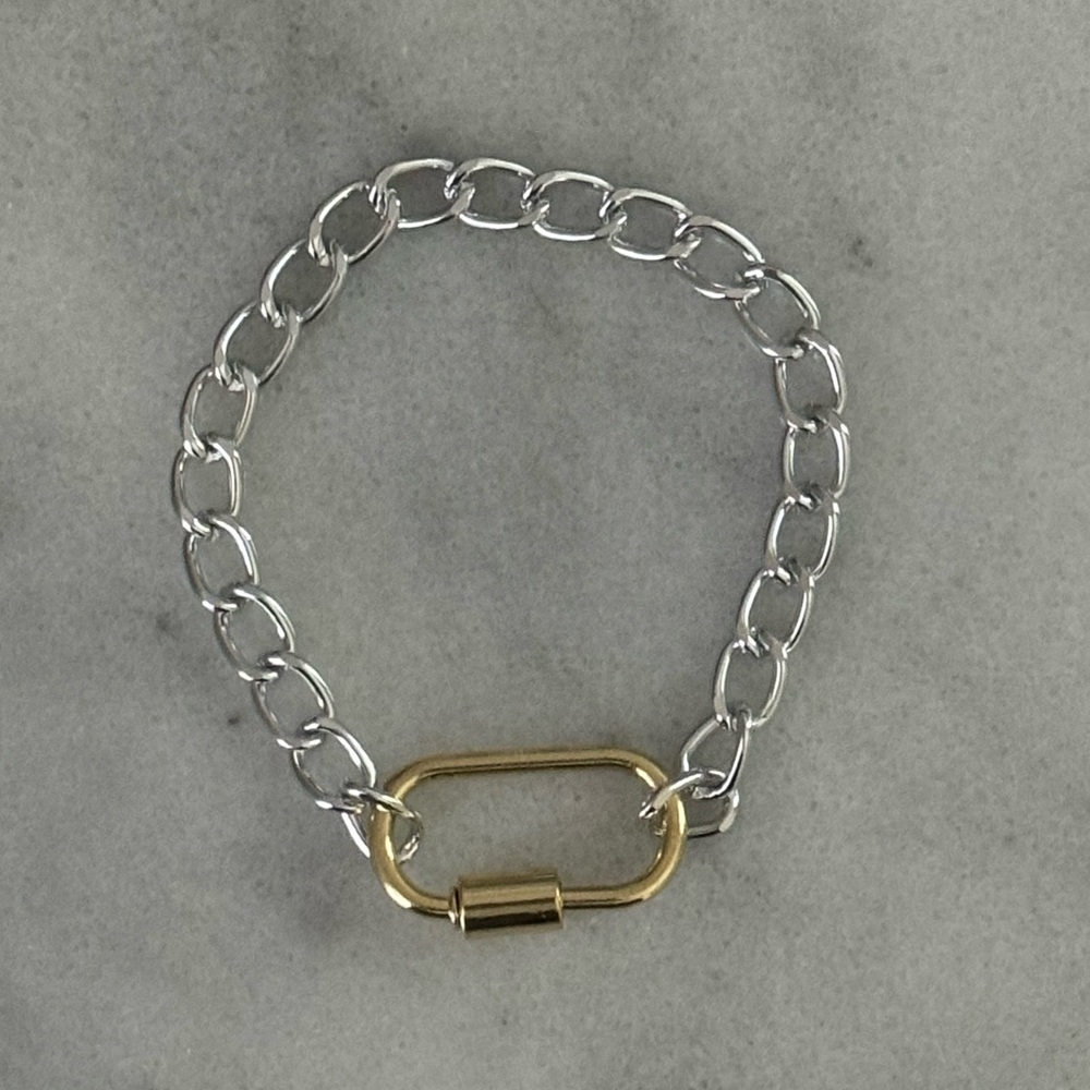 Silver Gold Two Tone Carabiner Clasp Bracelet
Brand New
Stainless Steel - Picture 4 of 4